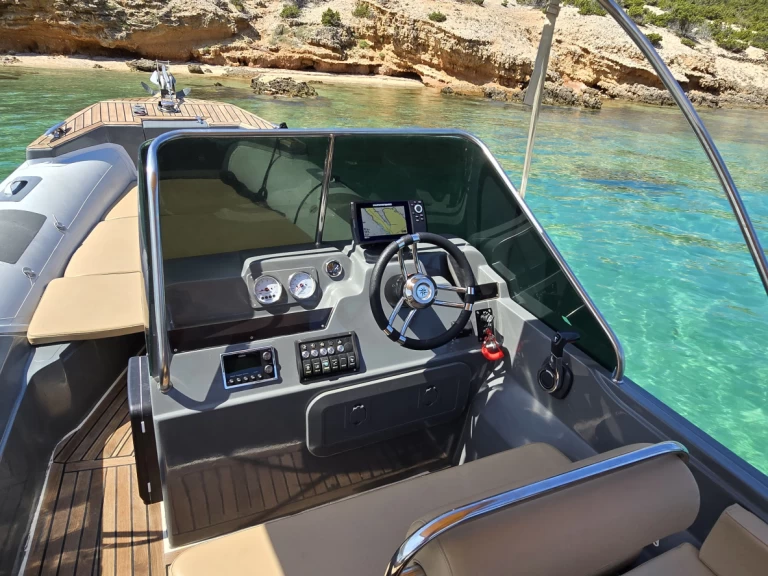 Łódż półsztywna do wynajmu w Novalja w najlepszej cenie