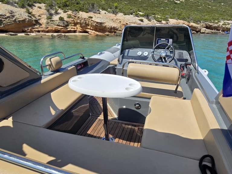 Grginić Shark 23 między profesjonalistami a osobami prywatnymi w Novalja