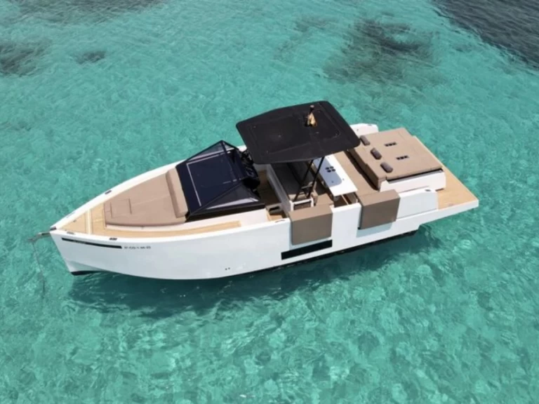 De Antonio D34 między profesjonalistami a osobami prywatnymi w Cannes