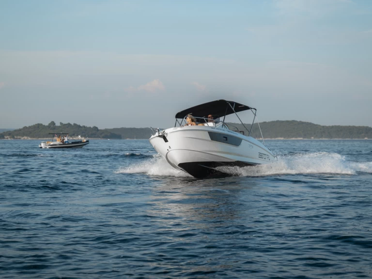 Prua al vento 7.0WA między profesjonalistami a osobami prywatnymi w Marina Polesana