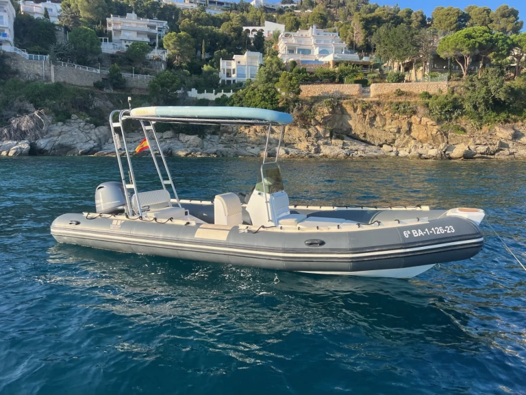 Joker Boat Master między profesjonalistami a osobami prywatnymi w Empuriabrava