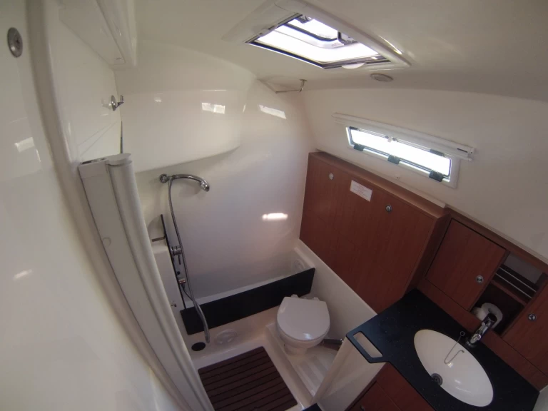 Żaglowiec do wynajmu w San Vincenzo w najlepszej cenie