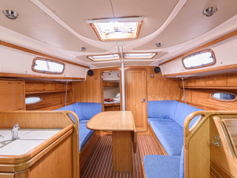 Bavaria Cruiser 37 między profesjonalistami a osobami prywatnymi w San Vincenzo