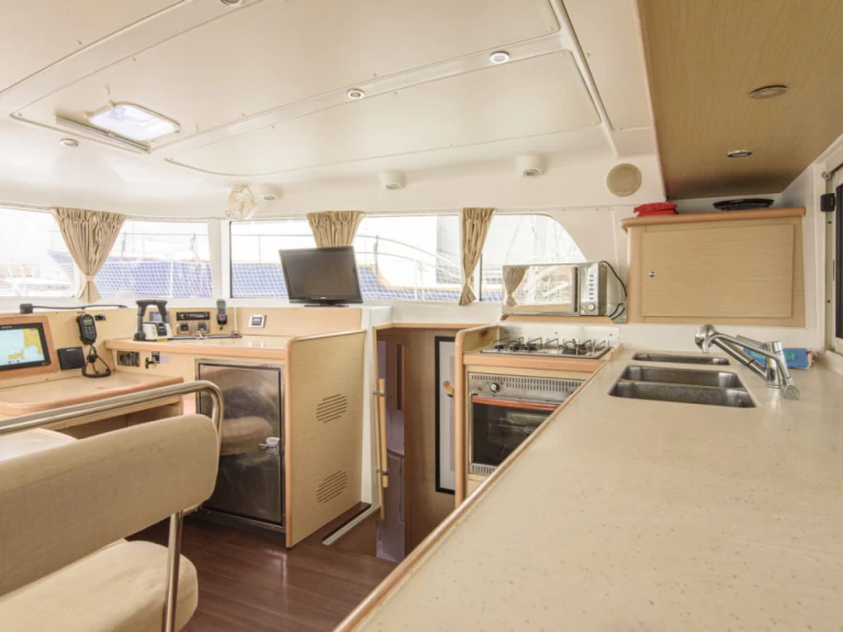 Lagoon Lagoon 440 między profesjonalistami a osobami prywatnymi w San Vincenzo