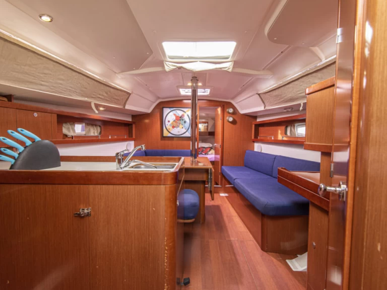 Wynajem Żaglowiec Bénéteau z patentem 