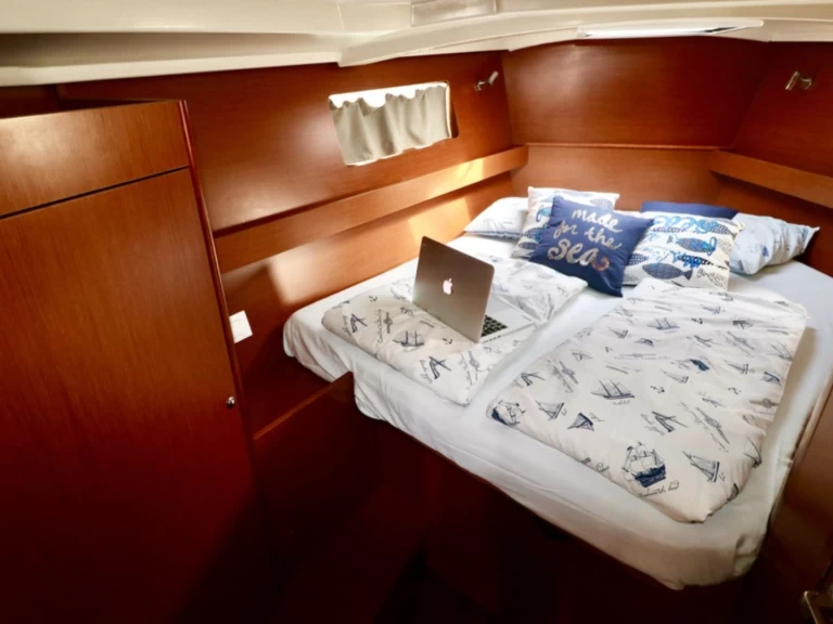 Wynajem Żaglowiec Bénéteau z patentem 