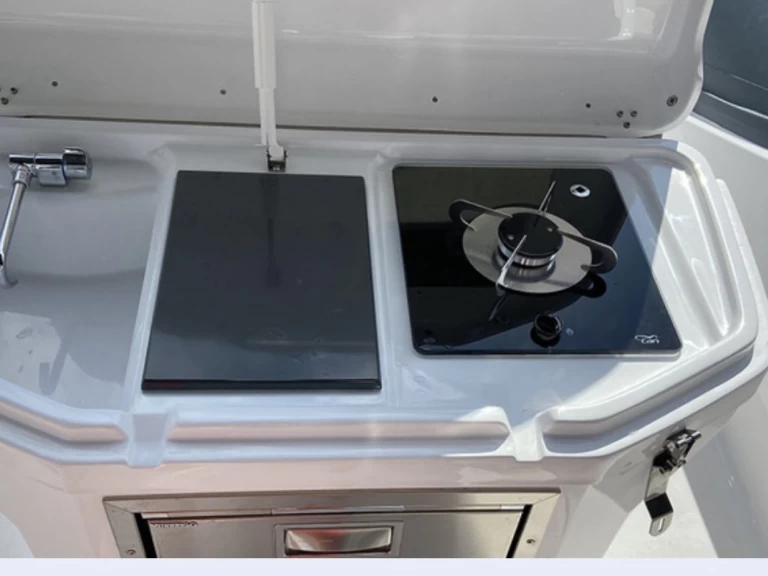 Salpa SALPA 26 SOLEIL między profesjonalistami a osobami prywatnymi w Port Grimaud