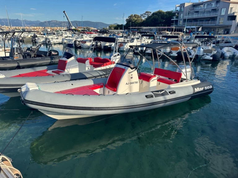 MAR SEA MARSEA 650 między profesjonalistami a osobami prywatnymi w Porto Pollo