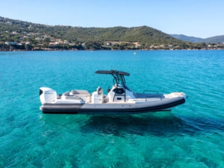 Wynajem Łódż półsztywna Fanale marine  z patentem 