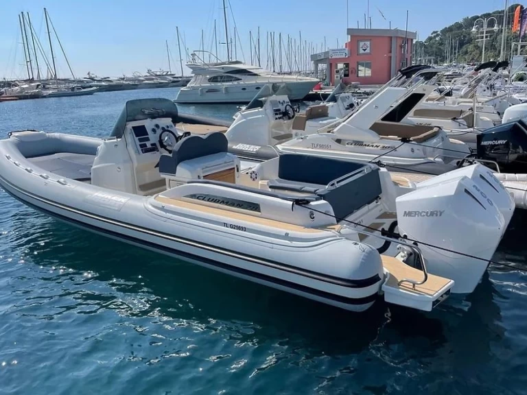 Joker Boat JOKER 28 między profesjonalistami a osobami prywatnymi w Port Grimaud