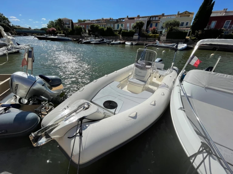 Wynajem Łódż półsztywna Bwa z patentem 