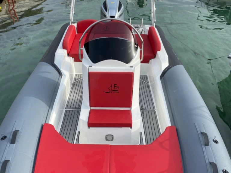 Wynajem Łódż półsztywna Fanale marine  z patentem 