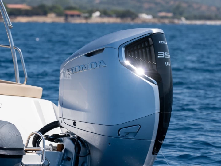 Łódż półsztywna do wynajmu w Porto Pollo w najlepszej cenie