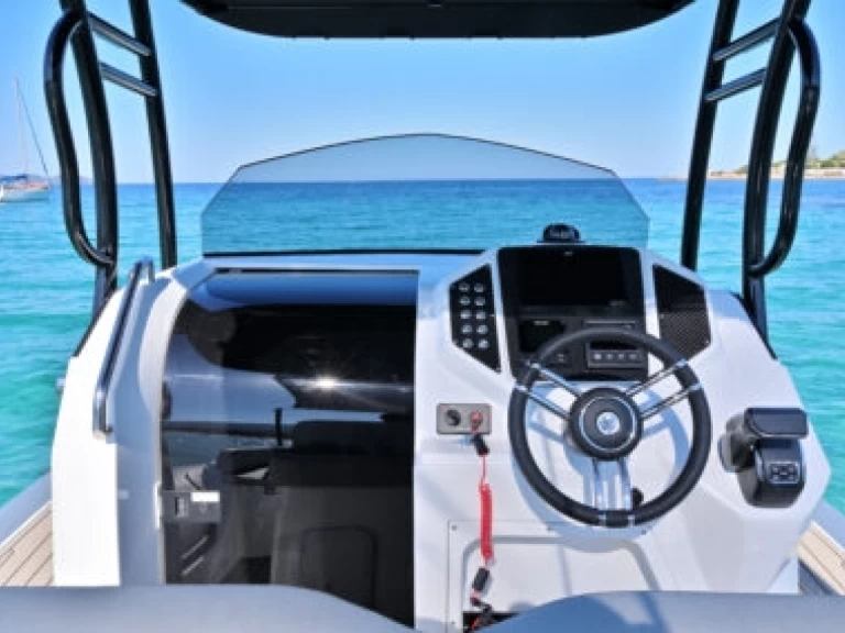 Łódż półsztywna do wynajmu w Porto Pollo w najlepszej cenie