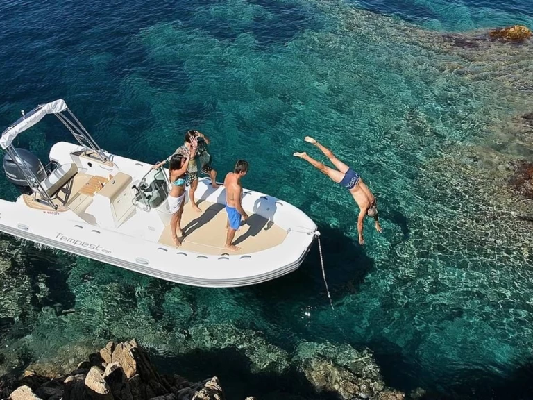 Łódż półsztywna do wynajmu w Port Grimaud w najlepszej cenie