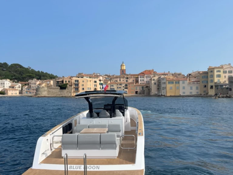 Pardo Yachts Pardo 38 między profesjonalistami a osobami prywatnymi w Port Grimaud