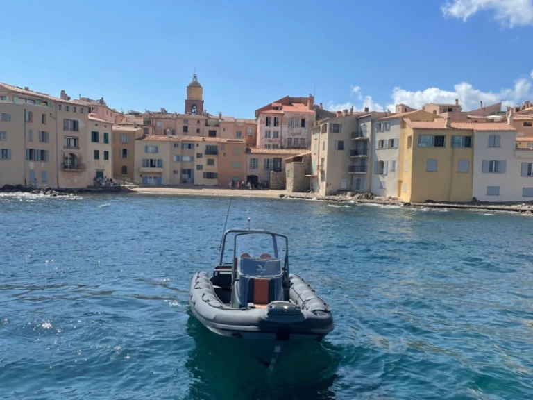 Highfield HIGHFIELD 700 między profesjonalistami a osobami prywatnymi w Port Grimaud