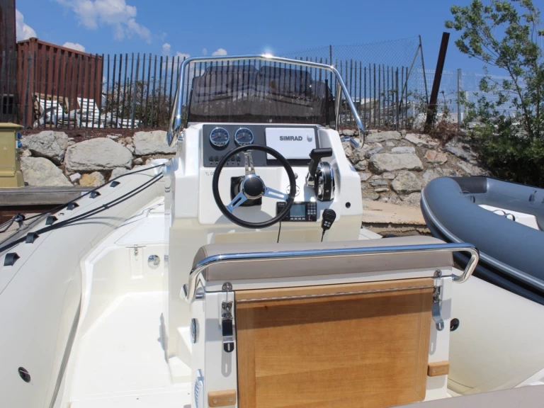 Łódż półsztywna do wynajmu w Hyeres w najlepszej cenie