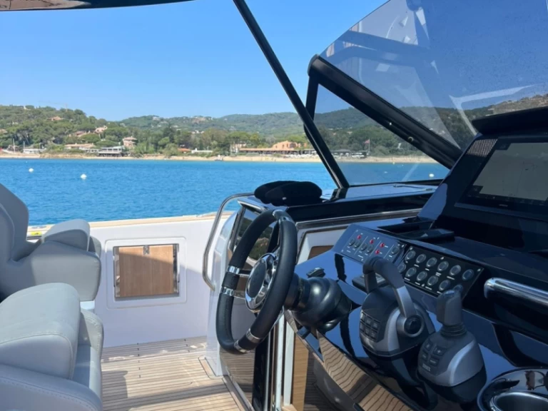 Wynajmij Pardo Yachts Pardo 50 w Bormes-les-Mimosas