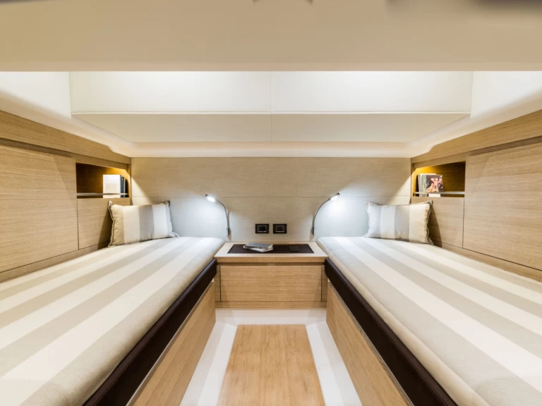 Pardo Yachts Pardo 43 między profesjonalistami a osobami prywatnymi w Port Grimaud