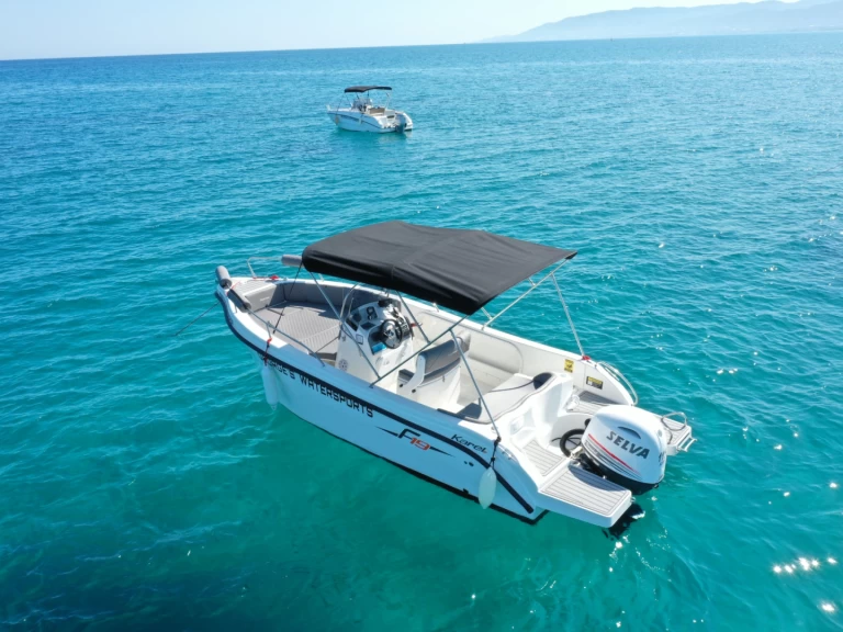 Karel F 19 między profesjonalistami a osobami prywatnymi w Latchi