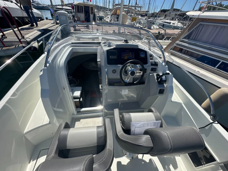 Jeanneau Cap Camarat 7.5 WA Serie 2 między profesjonalistami a osobami prywatnymi w Cogolin