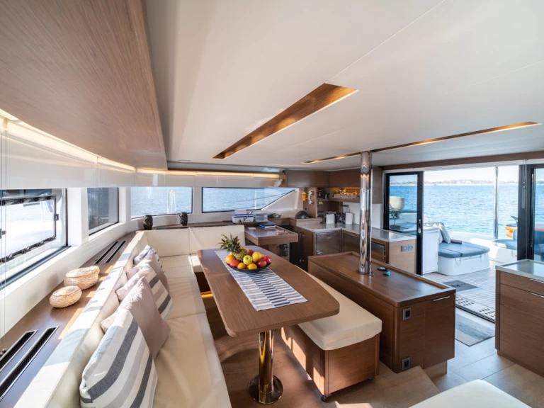 Lagoon Lagoon 50 między profesjonalistami a osobami prywatnymi w Ateny