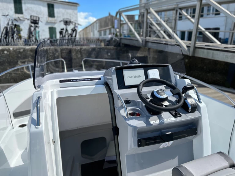 Jeanneau Cap Camarat 7.5 CC Serie 3 między profesjonalistami a osobami prywatnymi w La Flotte