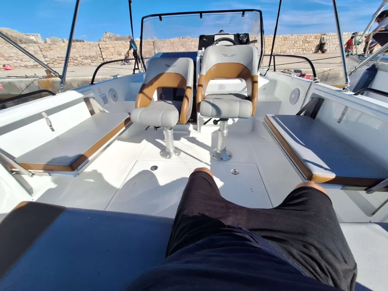 Bénéteau Flyer7 między profesjonalistami a osobami prywatnymi w Port-de-Bouc