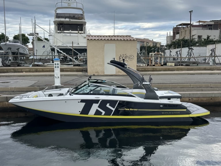 Four Winns TS 222 między profesjonalistami a osobami prywatnymi w Gruissan