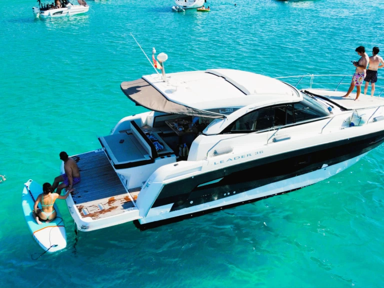 Jeanneau Leader 36 między profesjonalistami a osobami prywatnymi w Fornells