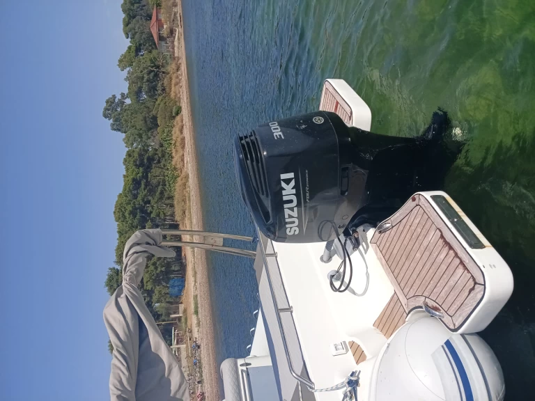 Wynajem Łódż półsztywna Asso z patentem 