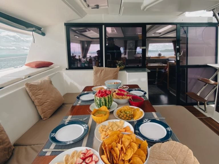 Wynajem Motorówka Fountaine Pajot z patentem 