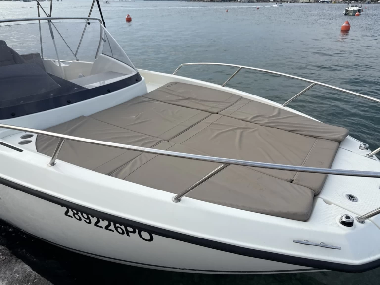 Quicksilver Activ 675 Sundeck między profesjonalistami a osobami prywatnymi w Porec Port