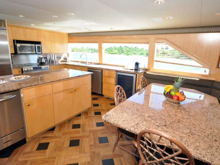 Wynajem Luksusowy jacht Broward z patentem 