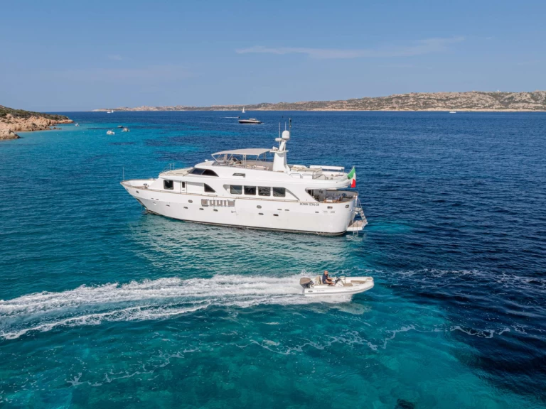 Custom SHANGRA między profesjonalistami a osobami prywatnymi w Neapol