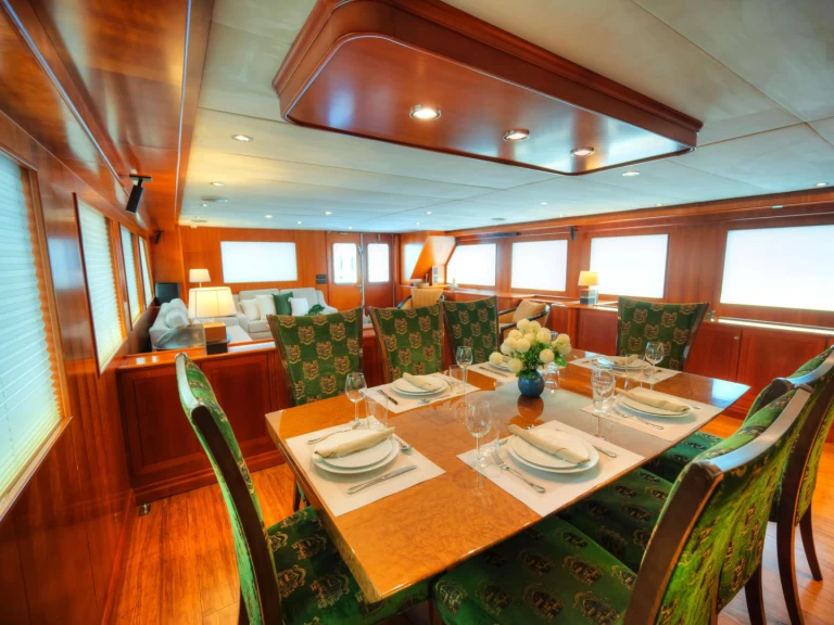 Wynajmij Custom VOYAGER w Valletta