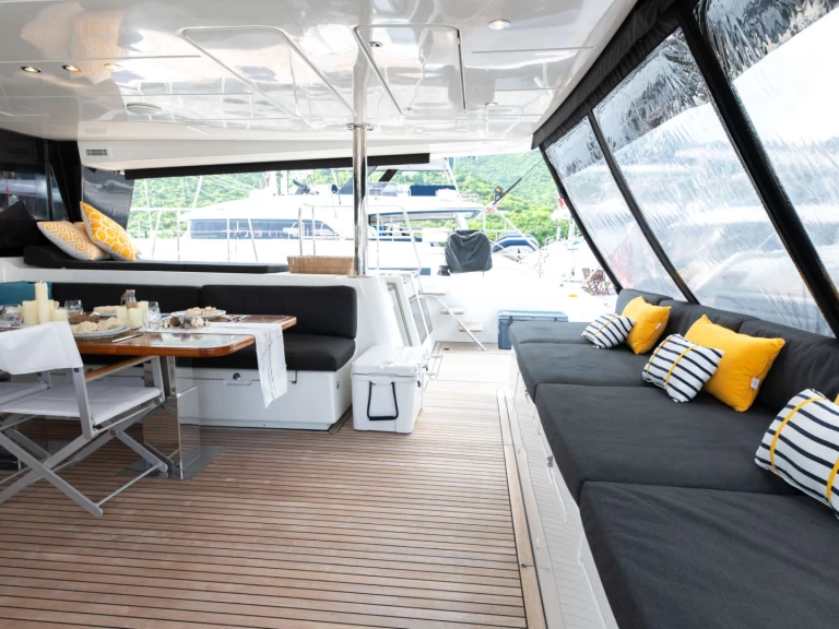 Lagoon PHILOTIMO między profesjonalistami a osobami prywatnymi w Windward Bay