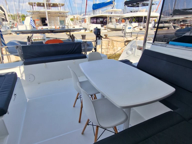 Wynajem łodzi Lagoon Lagoon 40 w Alimos na SamBoat 