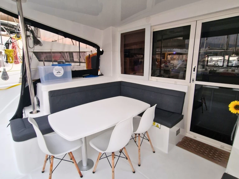 Wynajem Katamaran Lagoon z patentem 