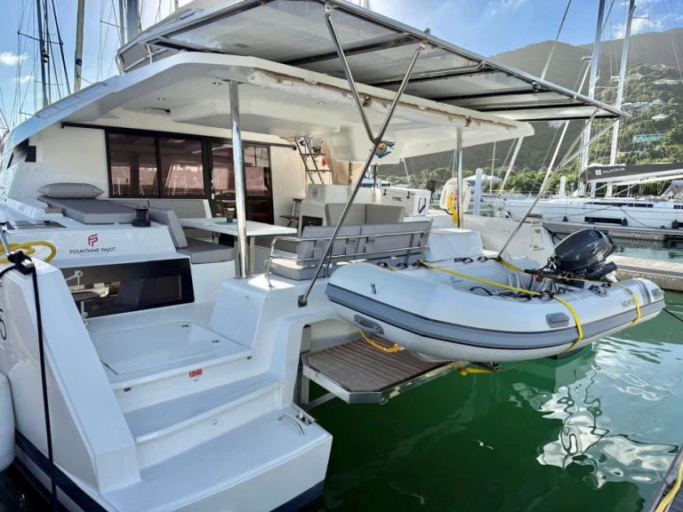 Wynajem Katamaran Fountaine Pajot z patentem 