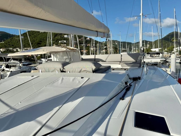 Fountaine Pajot Elba 45 między profesjonalistami a osobami prywatnymi w Road Town