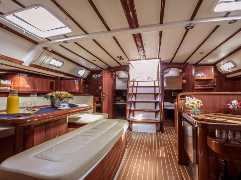 Ocean Yachts MYTHOS między profesjonalistami a osobami prywatnymi w Ateny