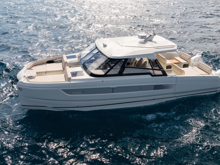 YOT 41 między profesjonalistami a osobami prywatnymi w Port la Forêt