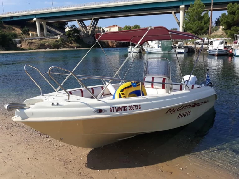 Karel Open między profesjonalistami a osobami prywatnymi w Néa Potídhaia