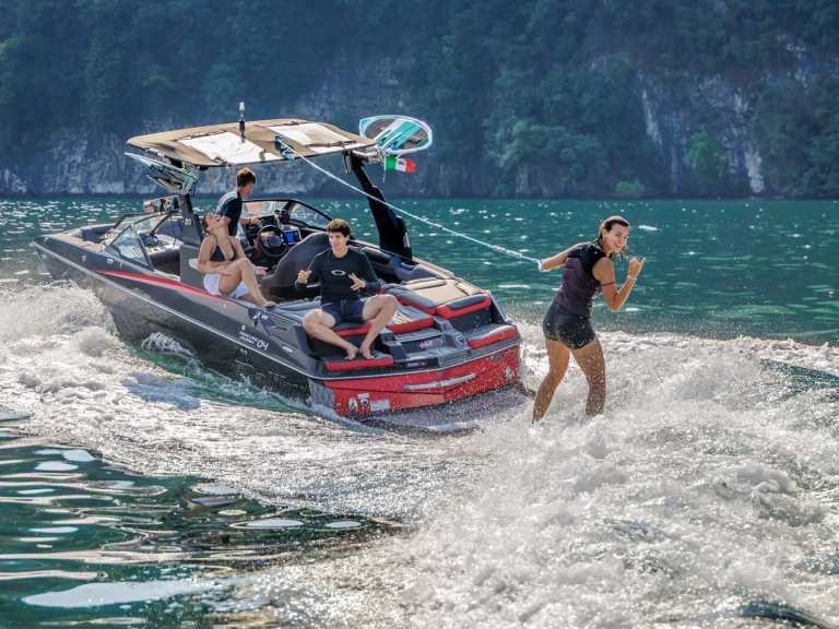 Wynajem Motorówka Malibu z patentem 