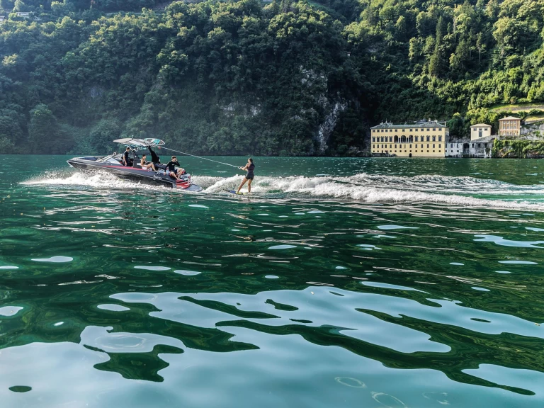 Malibu M235 między profesjonalistami a osobami prywatnymi w Como (City)