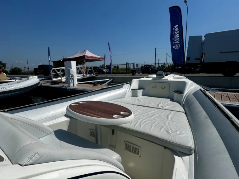 Wynajem Łódż półsztywna Lomac z patentem 