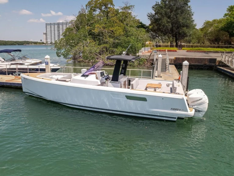 Wynajem Motorówka Pardo Yachts z patentem 