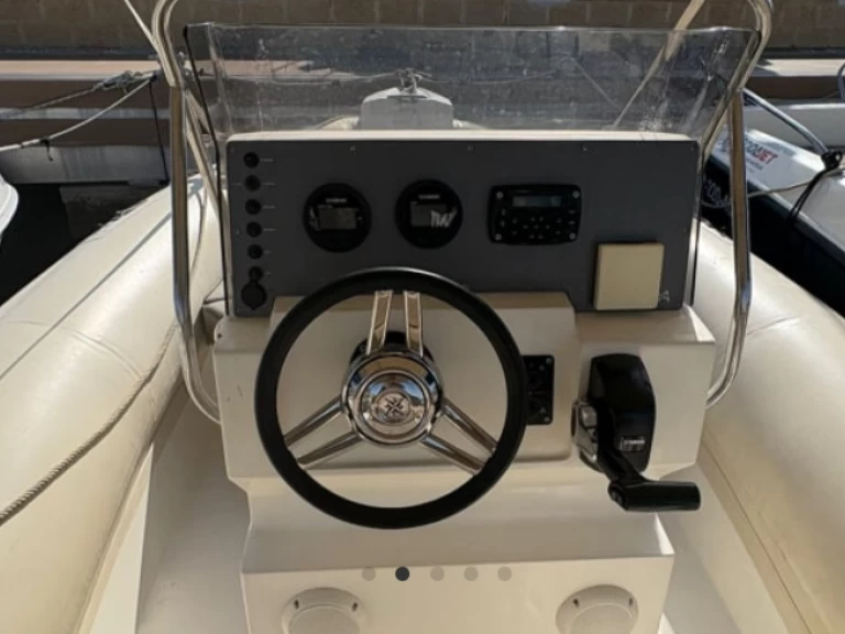 Łódż półsztywna do wynajmu w Villajoyosa w najlepszej cenie